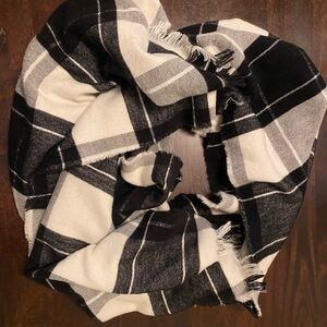 Chic Monochrome Checkered Scarf